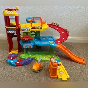 VTech Park & Learn Deluxe Garage in working condition! Tow Truck included